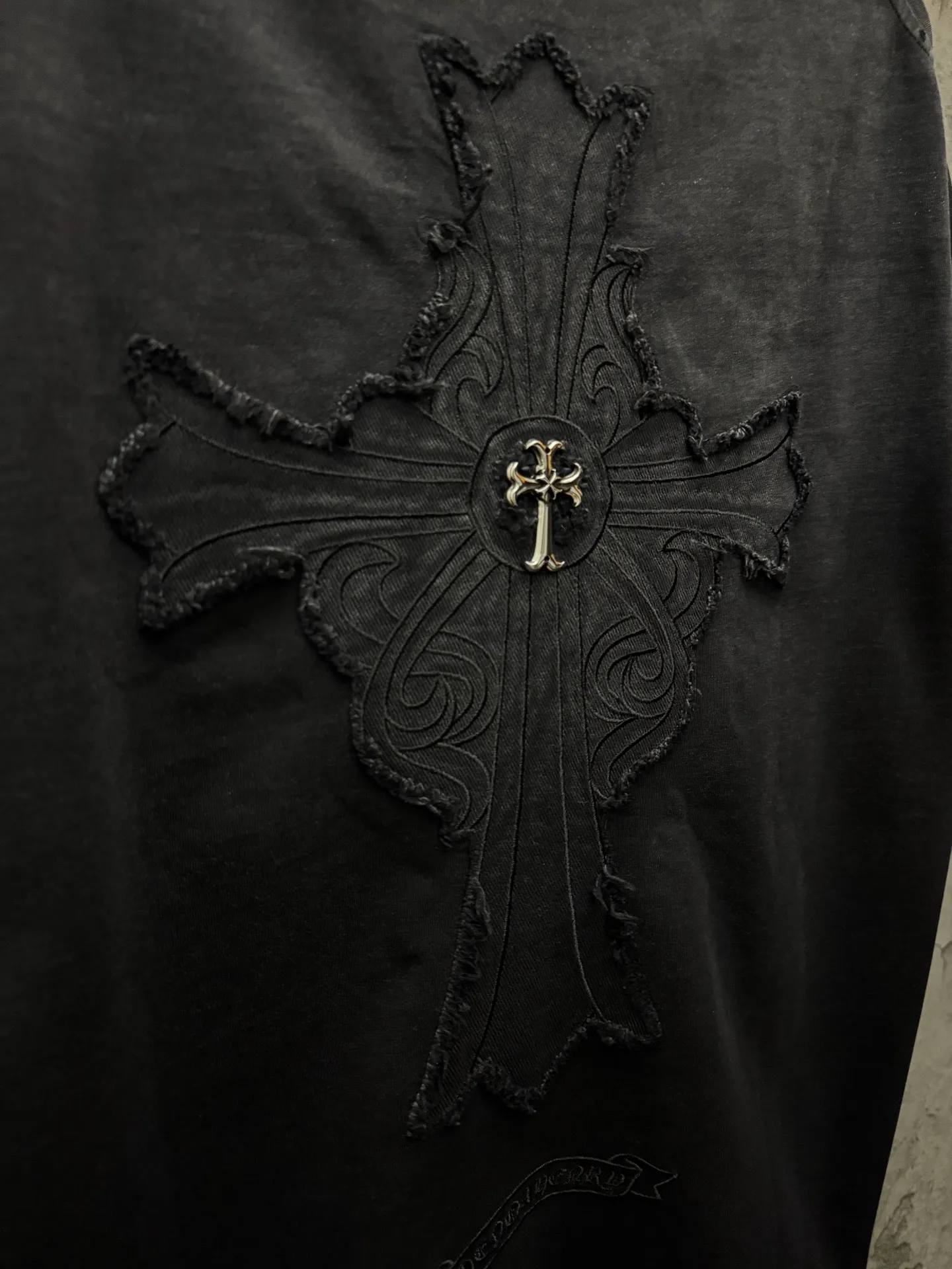 P240 top version, real shot without P, ​​different from market currency) 𝗖𝗵𝗿𝗼𝗺𝗲 𝗛𝗲𝗮𝗿𝘁𝘀/Croxin 2026 spring new original single counter American washed patch embroidered couple short sleeves 👑The highest version! Customized fabric 320 grams, washed and fried. Best-selling model at the counter. Very comfortable to wear. Accessories: Original molded and authenticated collar label➕100% silk wash label. Genuine purchase-grade original hangtag➕matching hanging rope➕3D hanging beads➕original packaging bag. Craftsmanship: The original version has consistent wiring! The highest version of the armhole matching technique! Color: Black Blue Size: S M L XL Style No.: 5207
